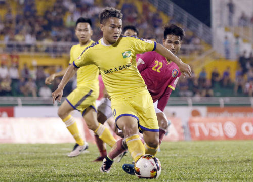 "Ronaldo VN" khiến CĐV đặc biệt, fan nữ xinh SLNA thất vọng - 8