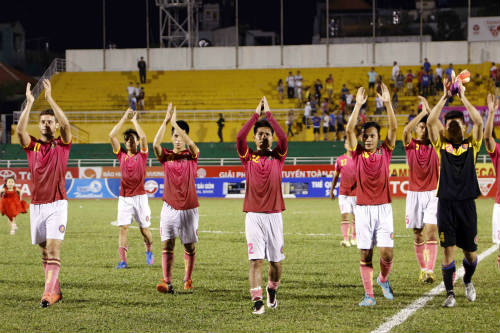 "Ronaldo VN" khiến CĐV đặc biệt, fan nữ xinh SLNA thất vọng - 9