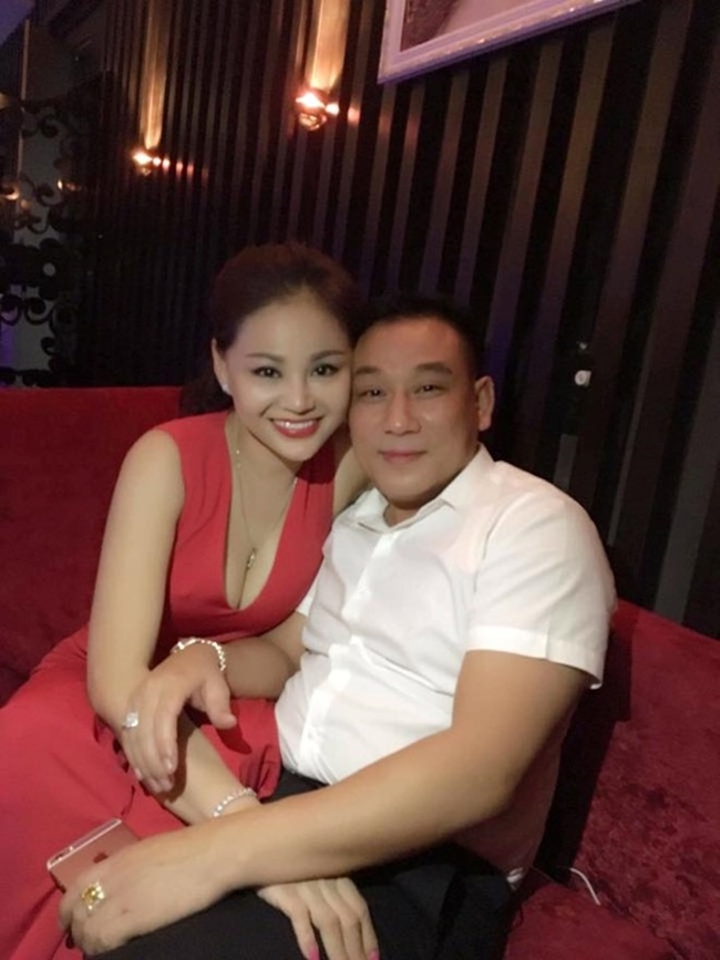 Cuối năm ngoái Lê Giang công khai hình ảnh với bạn trai mới. Cô nhận được nhiều sự chúc mừng từ đồng nghiệp, người thân và cả cô con gái Lê Lộc.
