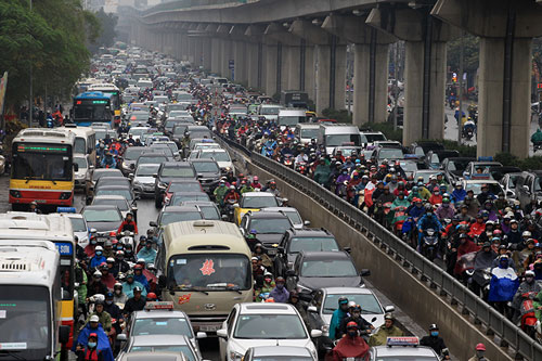 Giao thông Hà Nội hỗn loạn ngày mưa gió, xe buýt lao lên vỉa hè - 2