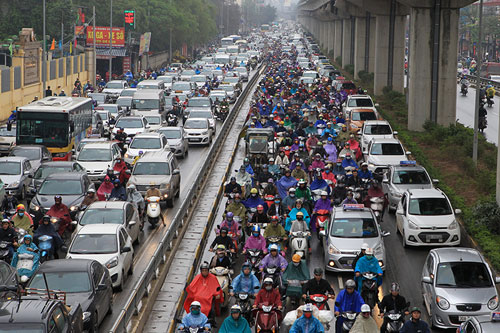 Giao thông Hà Nội hỗn loạn ngày mưa gió, xe buýt lao lên vỉa hè - 1