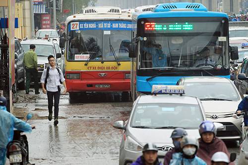 Giao thông Hà Nội hỗn loạn ngày mưa gió, xe buýt lao lên vỉa hè - 6