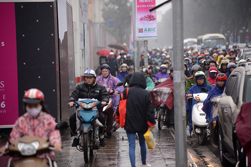 Giao thông Hà Nội hỗn loạn ngày mưa gió, xe buýt lao lên vỉa hè - 11