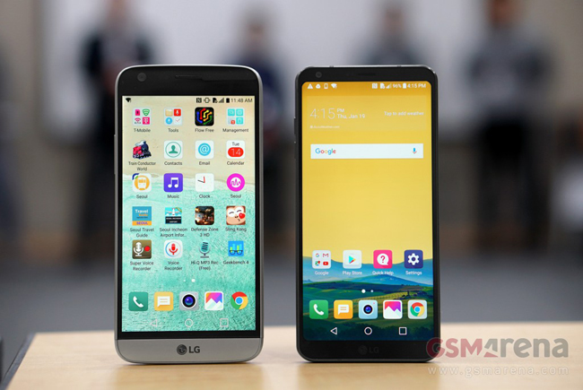 Dễ dàng nhận thấy sự thay đổi ngay ở thiết kế mặt trước của LG G6 (phải) với LG G5 (trái), khi màn viền màn hình mỏng hơn đặc biệt phần trên và dưới của màn hình được tận dụng tối đa cho hiển thị.
