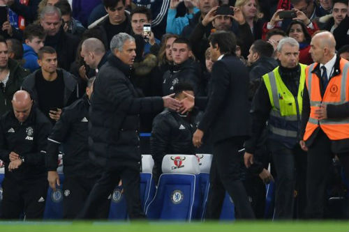 MU đấu Chelsea: Mourinho nhạo Conte “mèo mù vớ cá rán” - 1