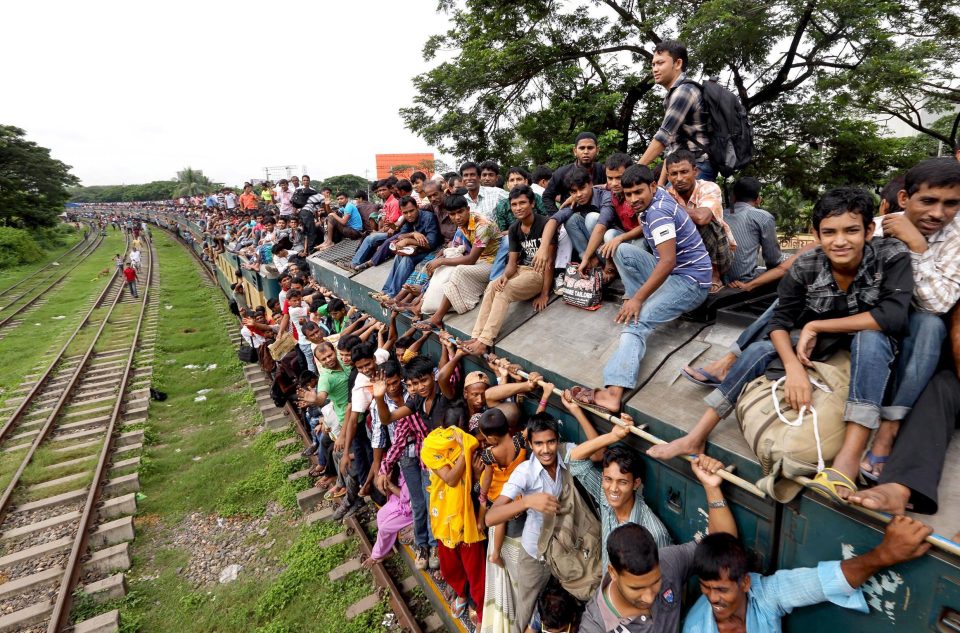 Rợn gáy cảnh nghìn người chen lên nóc tàu ở Bangladesh - 1