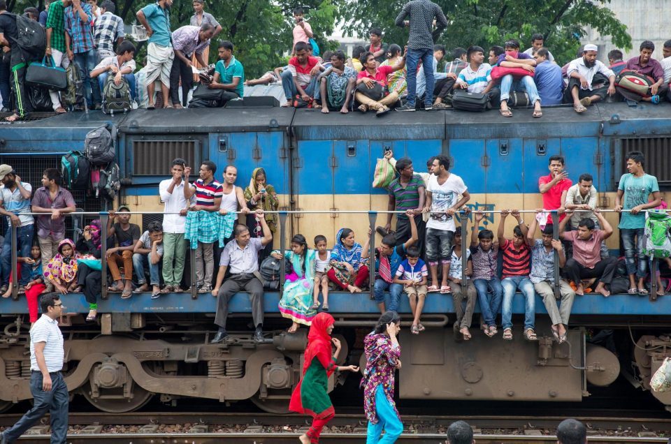 Rợn gáy cảnh nghìn người chen lên nóc tàu ở Bangladesh - 3