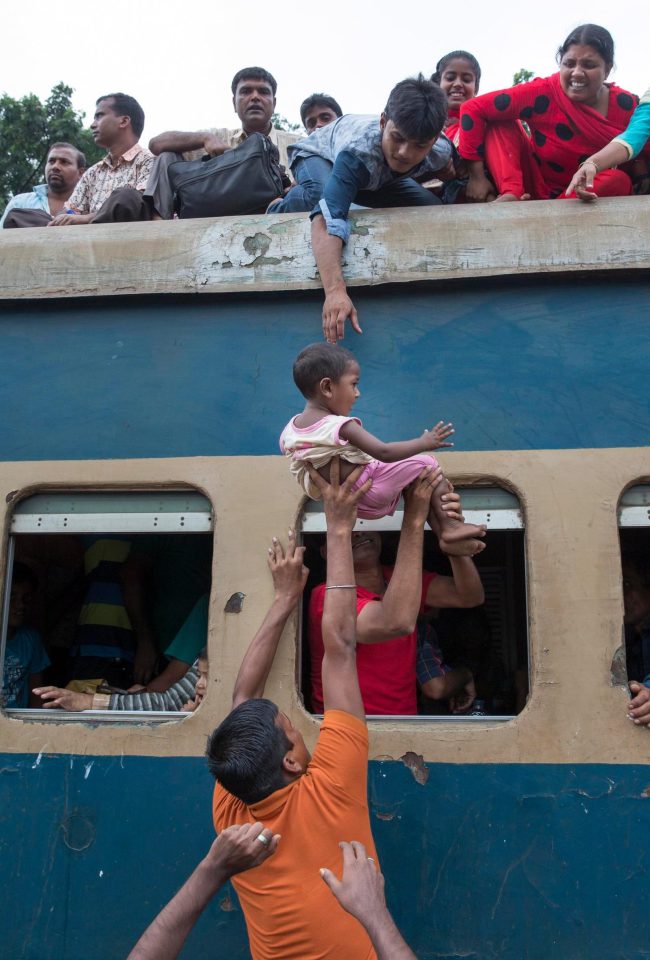 Rợn gáy cảnh nghìn người chen lên nóc tàu ở Bangladesh - 4