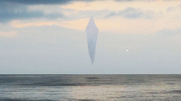 UFO hình kim cương xuất hiện trên biển rồi chui vào “cổng trời” - 1