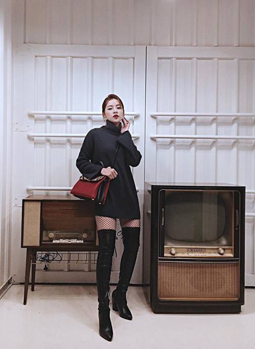 Các cô gái Việt mê mệt tất lưới để đôi chân thêm sexy - 3