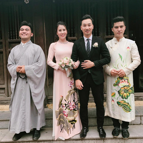 MC Thành Trung và vợ 9x bất ngờ cưới ở chùa - 1