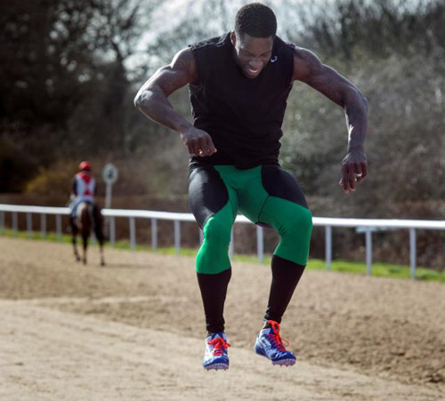 Ngã ngửa: Siêu VĐV chạy nhanh hơn cả ngựa "chiến" - 2