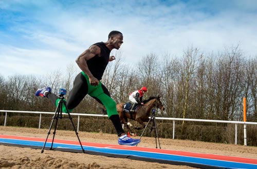 Ngã ngửa: Siêu VĐV chạy nhanh hơn cả ngựa "chiến" - 4