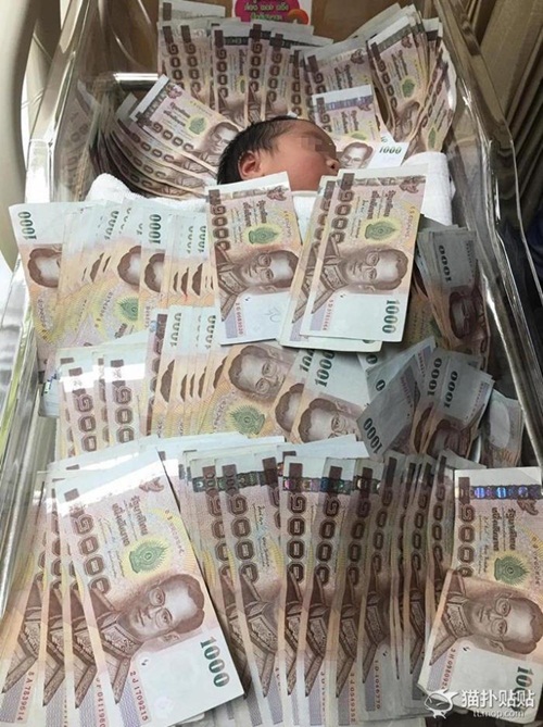 Sốc với cậu bé Thái Lan vừa ra đời đã được đắp tiền khắp người - 1