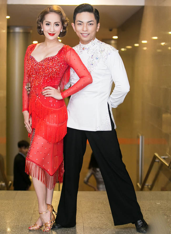 Khi khiêu vũ cùng chồng, Khánh Thi chọn màu đỏ rực với chất liệu vải xuyên thấu quyến rũ. 