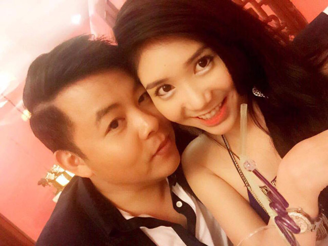 Dịp đầu năm, không thể ở bên nhau, Quang Lê đã đăng ảnh bạn gái cùng lời nhắn nhủ: "Anh chúc em năm mới ngập tràn yêu thương, đi đâu cũng nhớ đến,và anh cũng như thế, kiss".