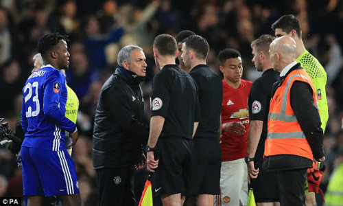 MU thua Chelsea: Lỗi trọng tài nhưng tội Mourinho - 1