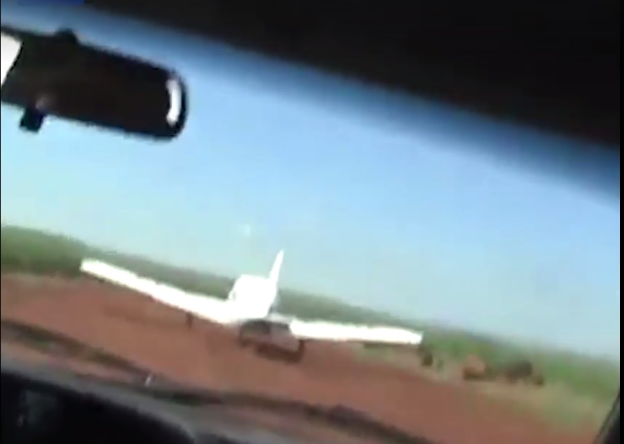 Brazil: Lao ô tô vào máy bay chở ma túy sắp cất cánh - 1