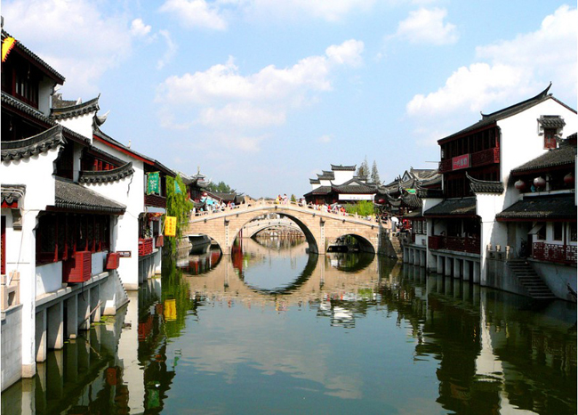 Nằm ở tỉnh Chiết Giang, Trung Quốc, giữa “tam giác du lịch” Hàng Châu, Tô Châu và Thượng Hải, Ô Trấn (tên phiên âm là Wuzhen) là một thị trấn cổ xinh đẹp ven sông, mang trong mình vẻ đẹp của lịch sử.