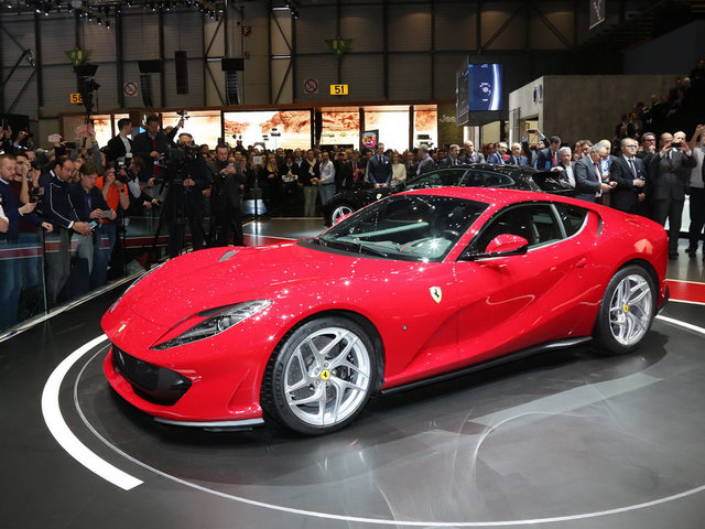 Cận cảnh "quái thú tốc độ" Ferrari 812 Superfast - 2