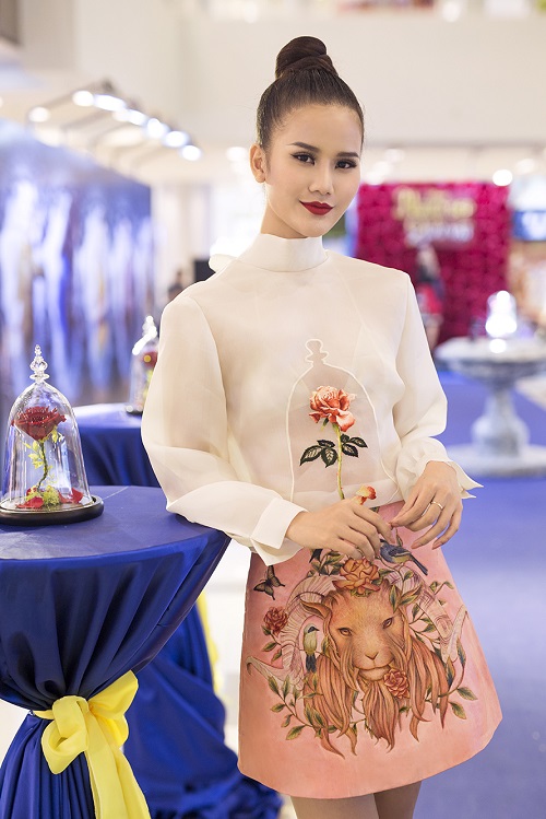 "Hoa hậu" Next Top chơi trội với xế 3 tỷ đi sự kiện - 2