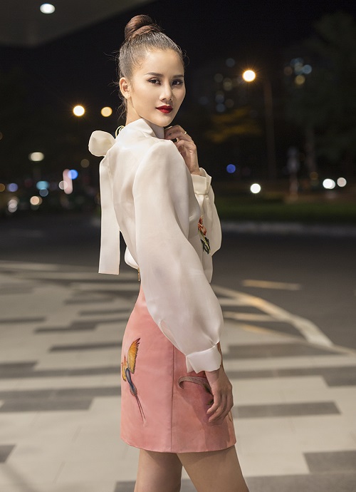 "Hoa hậu" Next Top chơi trội với xế 3 tỷ đi sự kiện - 4