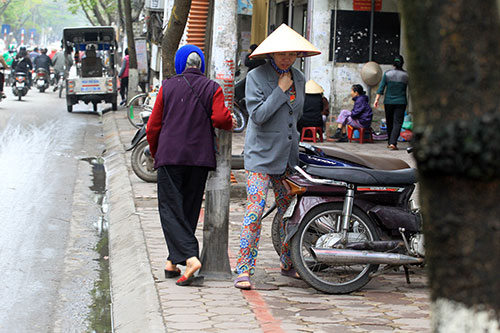 Người Hà Nội “diễn xiếc” thăng bằng trên vỉa hè rộng hơn gang tay - 8