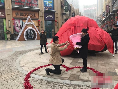 Bạn gái nói "thích", chàng trai bỏ 3,5 tỷ mua thiên thạch cầu hôn - 1