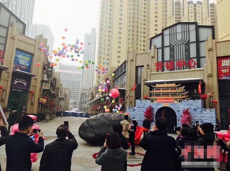 Bạn gái nói "thích", chàng trai bỏ 3,5 tỷ mua thiên thạch cầu hôn - 3