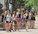 Chính thức ban hành quy tắc “không mặc hở hang, hái hoa bẻ cành” - 2