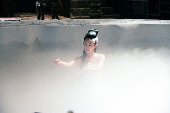 Cảnh quay xuất hiện trong tập 4 còn khiến người xem ấn tượng bởi võ công cái thế của Minh Nguyệt Tâm khi cô vừa tắm vừa bay lên không để diện y phục.