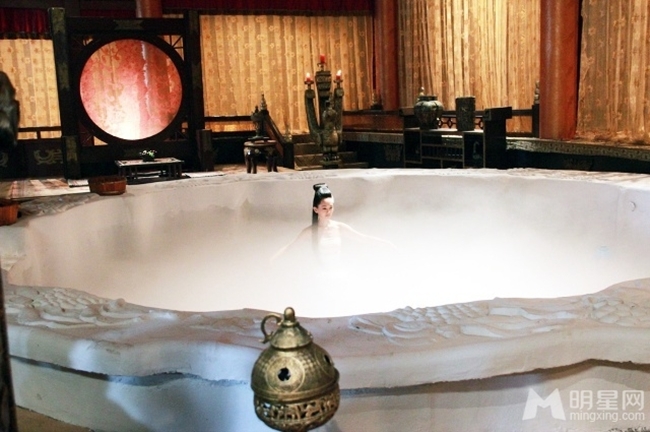 Nếu ai là fan của phim Cổ Long chắc chắn không thể không quên cảnh tắm của "đệ nhất nữ Gia Cát" Minh Nguyệt Tâm (Trương Định Hàm) trong "Thiên nhai Minh Nguyệt đao" 2012.