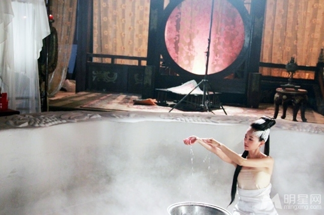 Với một chậu nước, "người tình màn ảnh" Chung Hán Lương đã diễn thành công cảnh quay nóng bỏng.