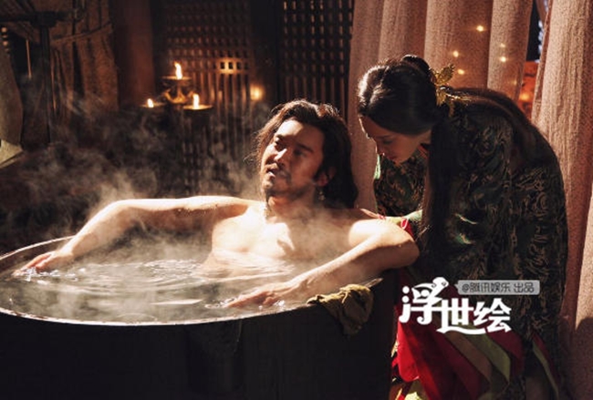 Mị Nguyệt (Tôn Lệ) hầu hạ Nghĩa Cừ Vương (Cao Vân Tường) lúc tắm trong "Mị Nguyệt truyện".