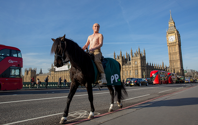 &#34;Trump” và “Putin&#34; cởi trần cưỡi ngựa làm náo động London - 1