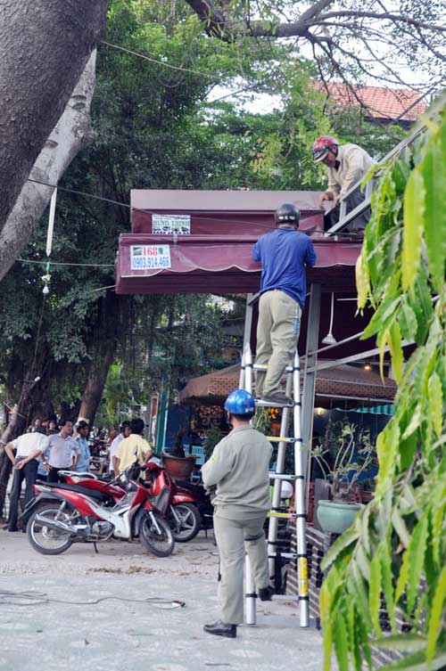 Bị xử phạt đậu xe chiếm vỉa hè: Tài xế lý luận “cùn” với nữ chủ tịch phường - 7