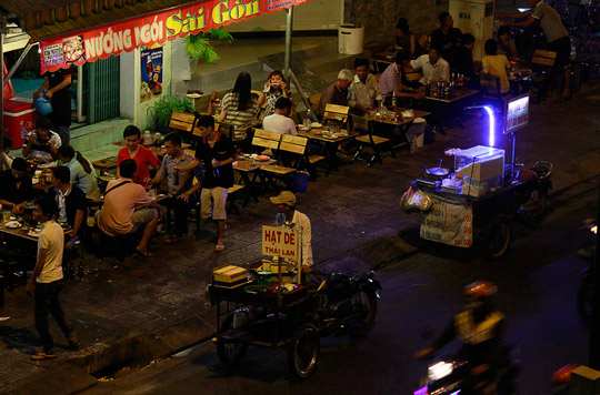 Vỉa hè trên &#34;đại lộ ăn nhậu&#34; bất ngờ... đẹp lạ thường - 2