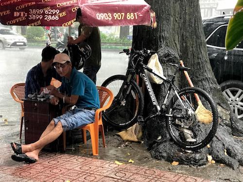 Giữa trưa, người Sài Gòn bất ngờ đón cơn mưa giải nhiệt - 1
