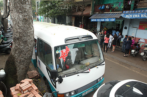 Chiêu độc: Hoán cải xe khách thành quán bún chả sau “cơn lốc” dẹp vỉa hè - 3