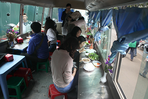 Chiêu độc: Hoán cải xe khách thành quán bún chả sau “cơn lốc” dẹp vỉa hè - 9