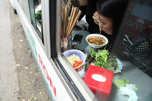 Chiêu độc: Hoán cải xe khách thành quán bún chả sau “cơn lốc” dẹp vỉa hè - 11