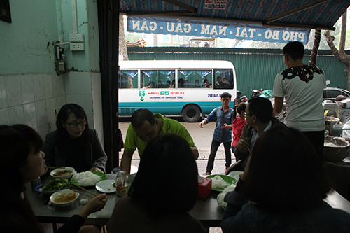 Chiêu độc: Hoán cải xe khách thành quán bún chả sau “cơn lốc” dẹp vỉa hè - 13
