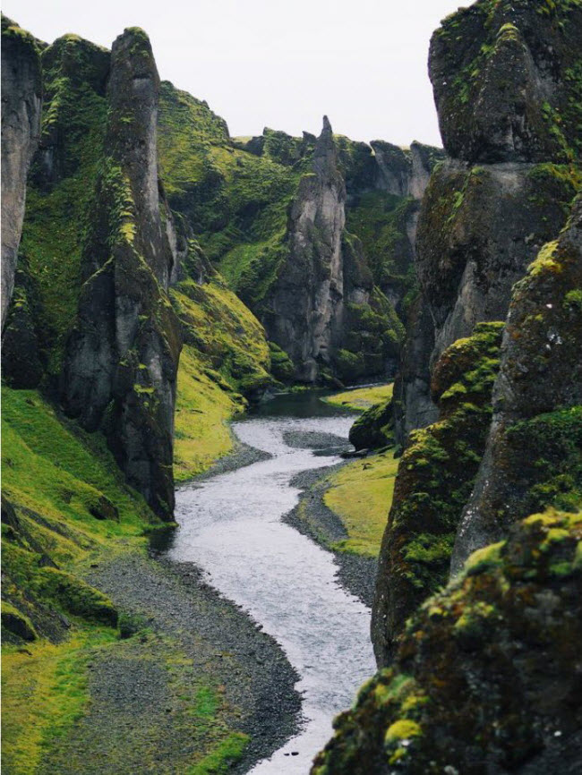 Du khách có thể đi bộ dọc hay vào bên trong hẻm núi Fjadrárgljúfur ở phía nam Iceland.
