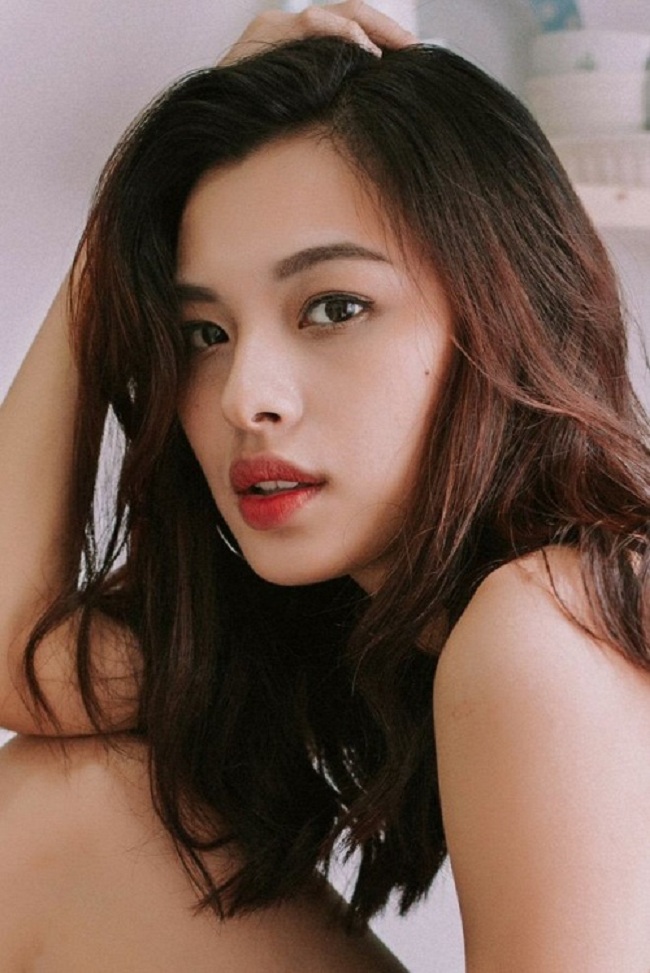 Trước đây cô nàng từng gây chú ý trên mạng xã hội với nickname "bản sao" Hạ Vi. Cô còn&nbsp;là&nbsp;người mẫu ảnh chuyên nghiệp cho những thương hiệu thời trang trong nước.