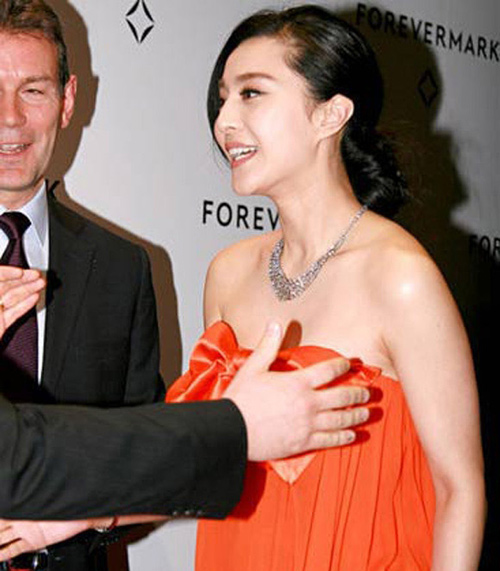 Mỹ nhân "đỏ mặt" vì các quý ông quá bạo trước ống kính - 2