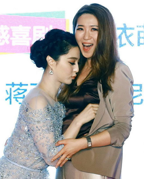 Mỹ nhân "đỏ mặt" vì các quý ông quá bạo trước ống kính - 5