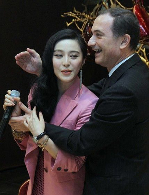 Mỹ nhân "đỏ mặt" vì các quý ông quá bạo trước ống kính - 4