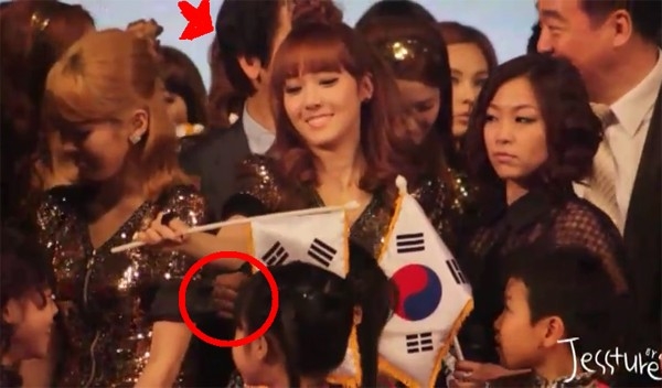 Mỹ nhân "đỏ mặt" vì các quý ông quá bạo trước ống kính - 7