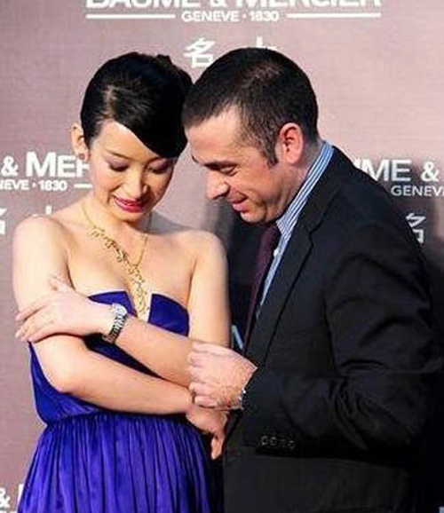 Mỹ nhân "đỏ mặt" vì các quý ông quá bạo trước ống kính - 2