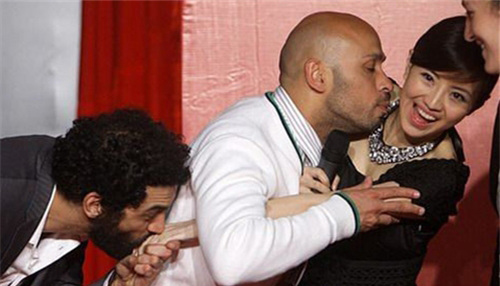 Mỹ nhân "đỏ mặt" vì các quý ông quá bạo trước ống kính - 9